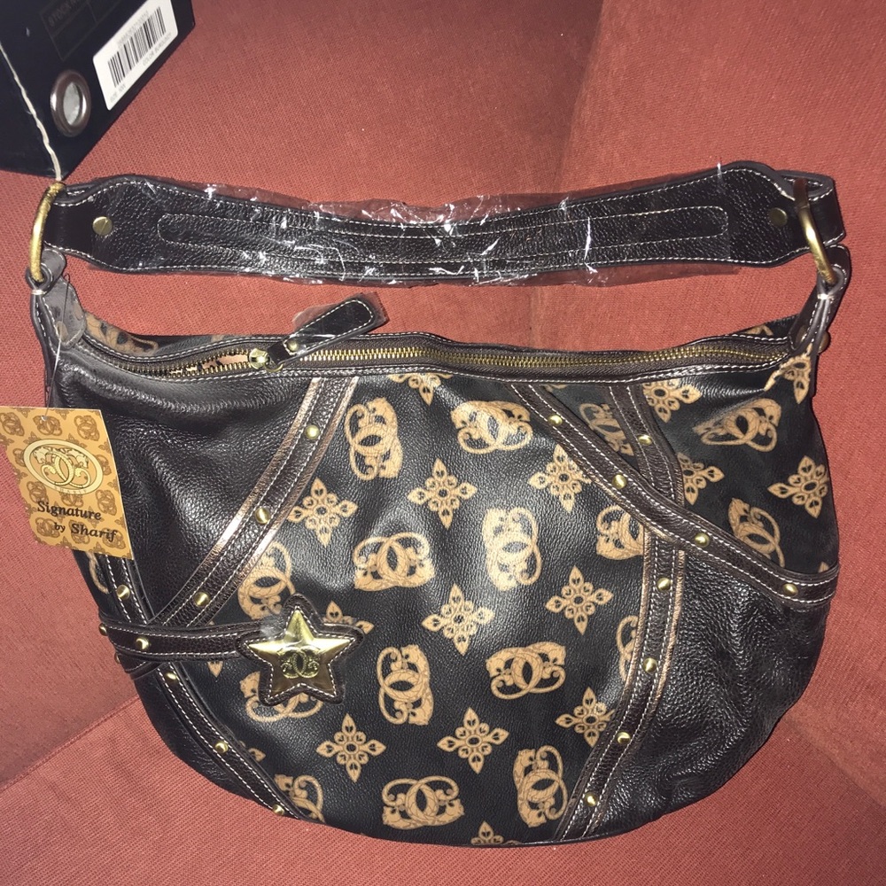 Shoulder bag.